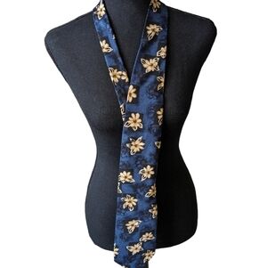 Pierre Cardin Italian silk tie in floral pattern